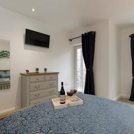 A Stone's Throw * 휫비